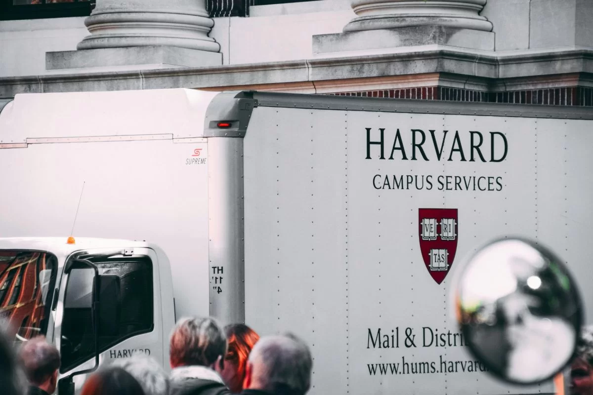 Trump quiere desfinanciar a Harvard recortando contratos por u$s100 millones