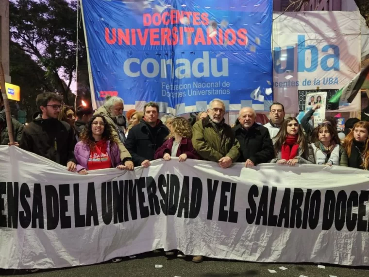 Los salarios universitarios caen hasta un 30% desde 2023