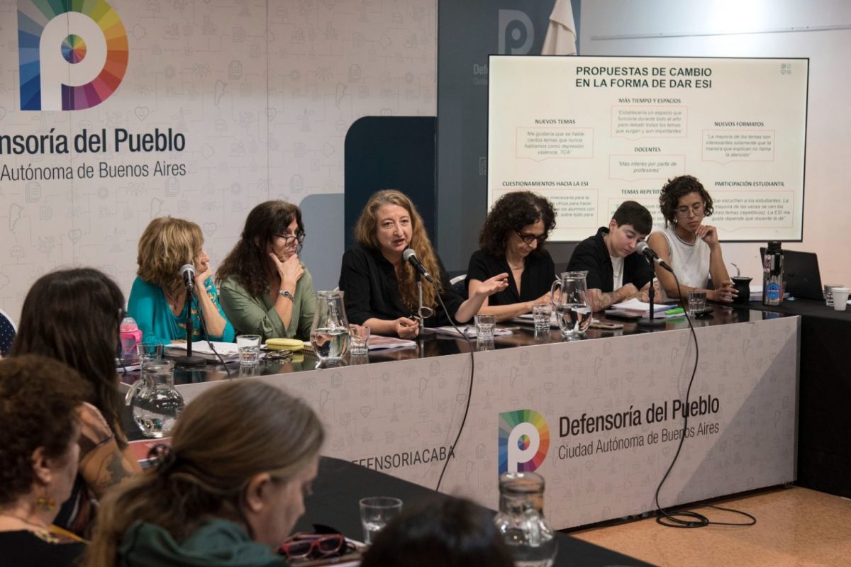 La Defensora María Rosa Muiños en la presentación de Voces alrededor de la ESI en el secundario.