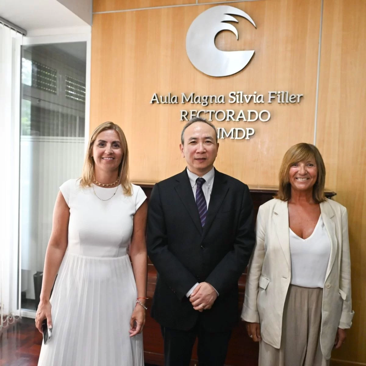 Sánchez Herrero, el embajador Wei,y Biasone. Foto: portaluniversidad.org.ar