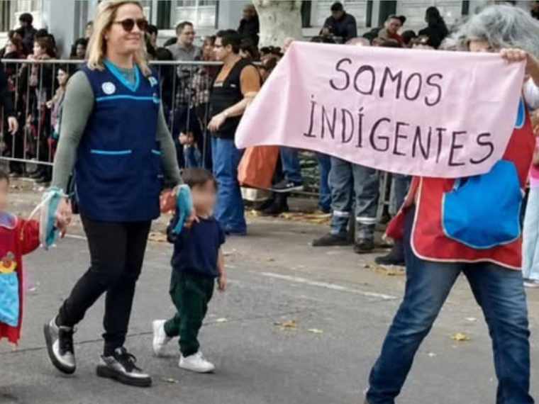 Polémica en San Luis: docente sancionada por exhibir un cartel en un desfile