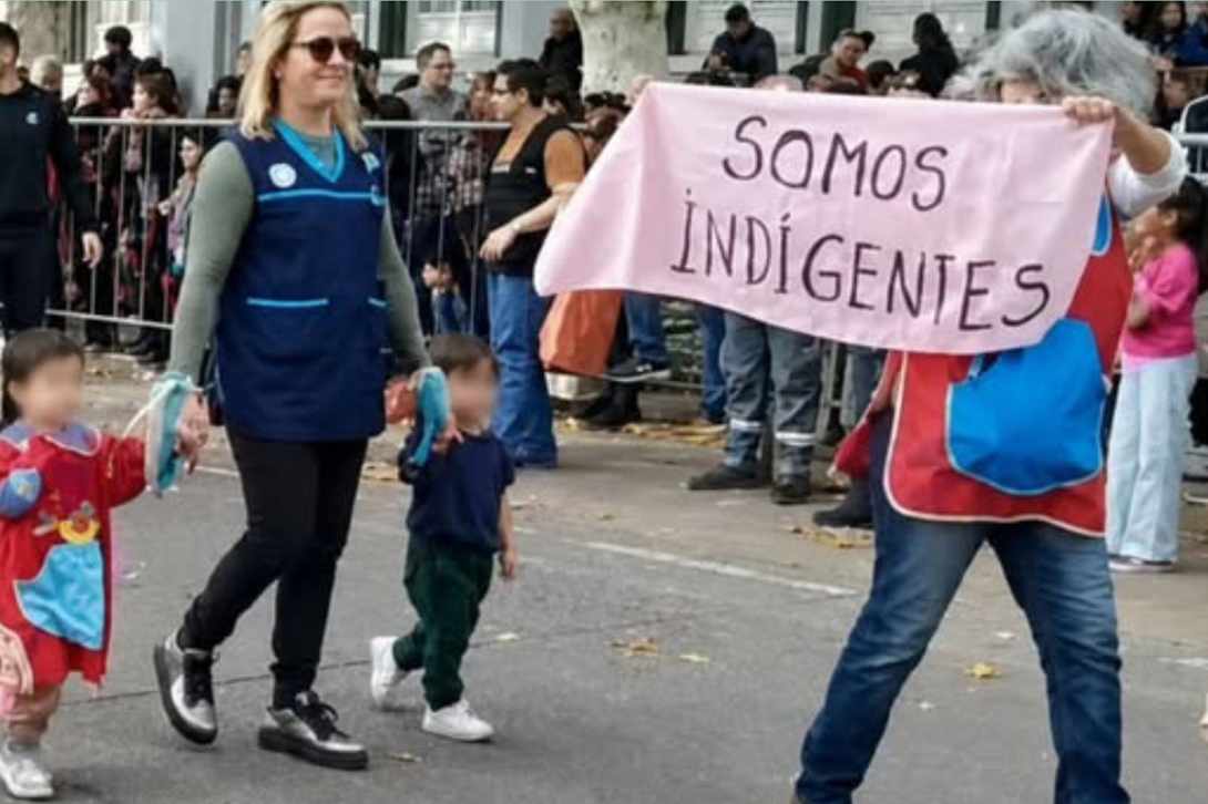 Polémica en San Luis: docente sancionada por exhibir un cartel en un desfile