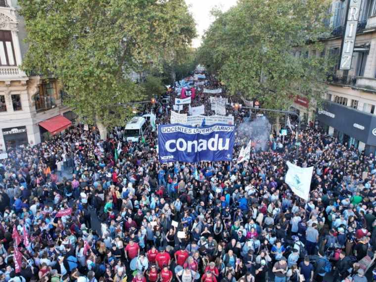 Firmaron el acuerdo salarial universitario en pleno reclamo por el financiamiento
