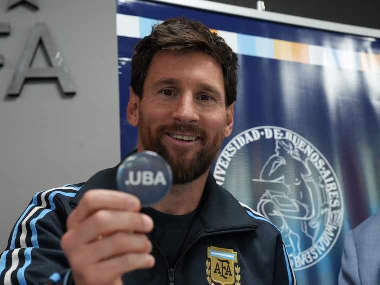 A un paso de la despedida, Messi recibió el doctorado Honoris Causa de la UBA