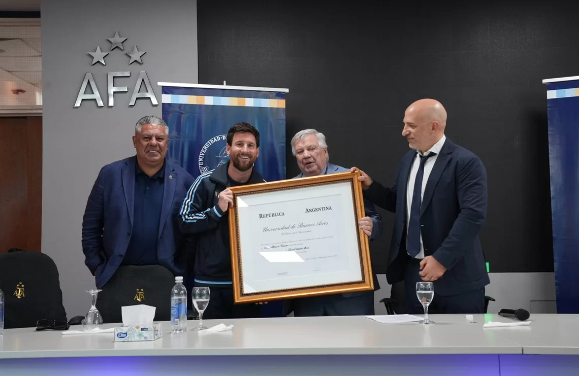 Claudio “Chiqui” Tapia, presidente de la AFA; Lionel Messi; Ricardo Gelpi, rector de la UBA y Emiliano Yacobitti, vicerrector. Foto: UBA.  