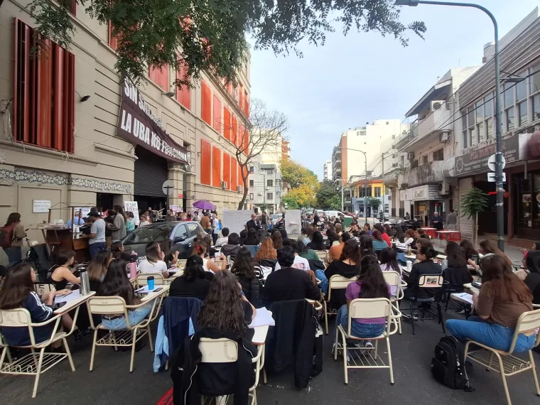 Clases públicas, tomas y videos: cómo la comunidad universitaria prepara la marcha